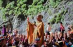 MƯỜI SÁU NĂM TRỞ VỀ ĐỘNG HƯƠNG TÍCH – CÒN GÌ ĐẸP HƠN KHI GIỮA NHÂN GIAN… VẪN CÒN CÓ NHỮNG ĐẠO TRÀNG NHƯ THẾ